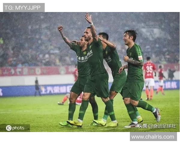 邓伯什与阿尔克马尔的激烈对决揭示足球战术的博弈与激情